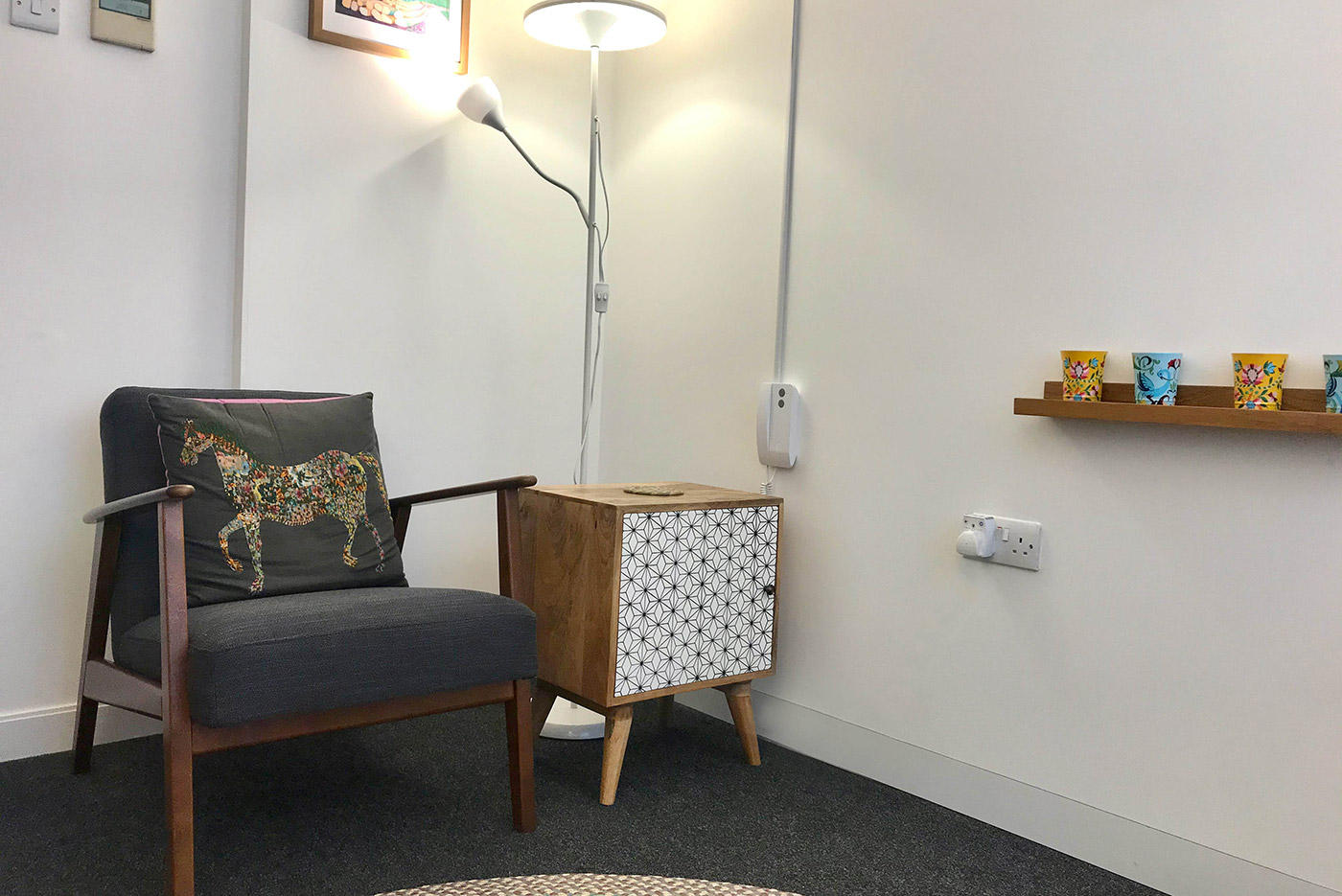 King's Cross Road Room 302: arm chairs, lamp, picture on wall