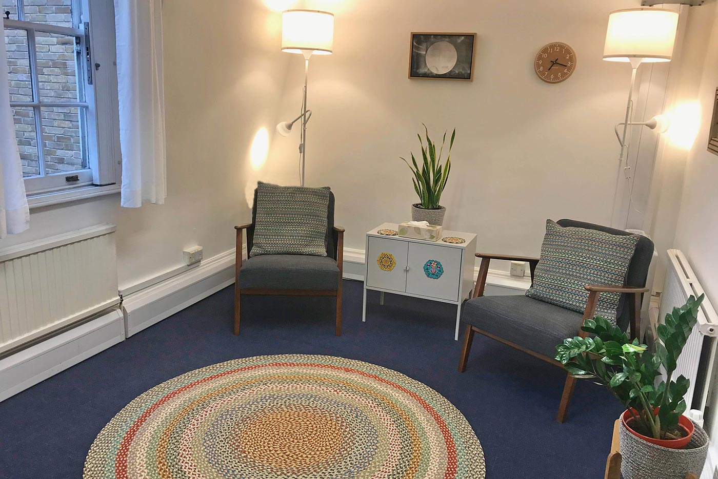 London Bridge room 31: 2 armchairs, cabinet, plants, lamps, pictures, rug