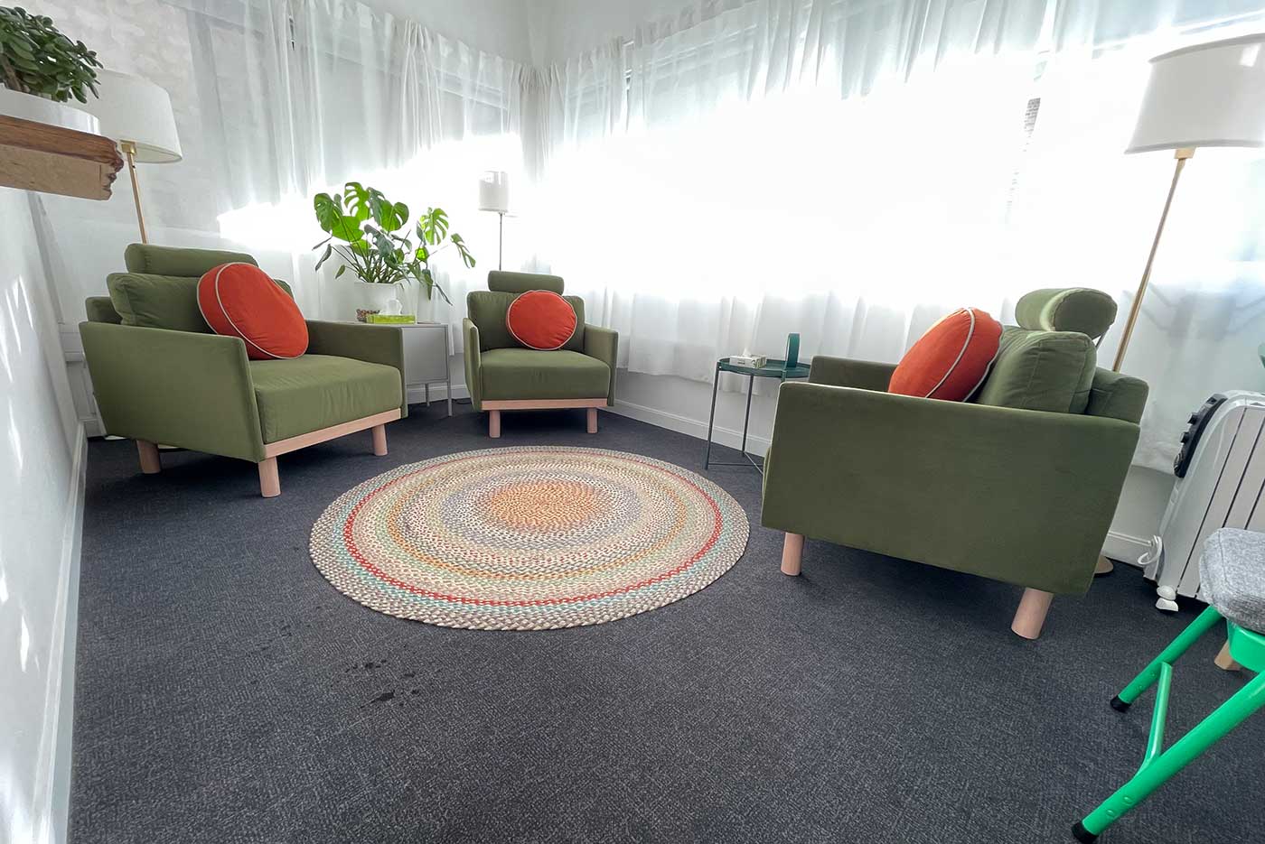 King's Cross Road Room 006: 3 arm chairs, a rug, 3 lamps